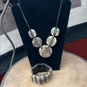 Elegant Black and Cream Necklace and Bracelet Set